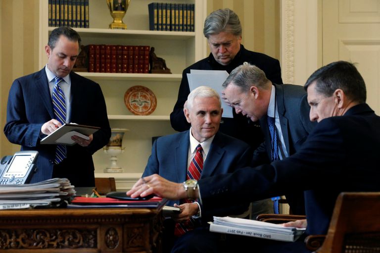 Вице-президент США Майкл Пенс, помощник президента по национальной безопасности Майкл Флинн, начальник аппарата сотрудников Белого дома Райнс Прибэс, пресс-секретарь Белого дома Шон Спайсер и ключевой политический советник нового американского лидера Стивен Бэннон Вице-президент США Майкл Пенс, помощник президента по национальной безопасности Майкл Флинн, начальник аппарата сотрудников Белого дома Райнс Прибэс, пресс-секретарь Белого дома Шон Спайсер и ключевой политический советник нового американского лидера Стивен Бэннон