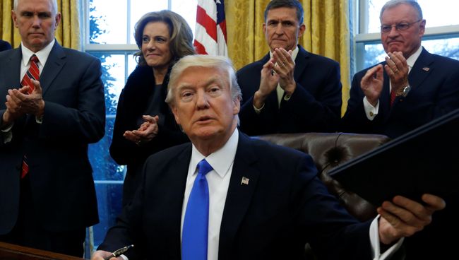 Вице-президент США Майкл Пенс, заместитель советника по национальной безопасности Кэтлин Троя Макфарланд, советник по национальной безопасности Майкл Флинн и исполнительный секретарь Совета национальной безопасности Кит Келлог и президент США Дональд Трамп Вице-президент США Майкл Пенс, заместитель советника по национальной безопасности Кэтлин Троя Макфарланд, советник по национальной безопасности Майкл Флинн и исполнительный секретарь Совета национальной безопасности Кит Келлог и президент США Дональд Трамп