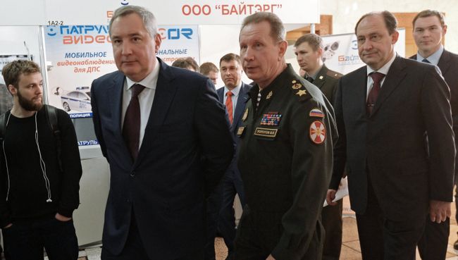Главнокомандующий войсками национальной гвардии Виктор Золотов и заместитель председателя правительства РФ Дмитрий Рогозин перед началом заседания Научно-технического совета Национальной гвардии Российской Федерации в Москве. 9 февраля 2017 Главнокомандующий войсками национальной гвардии Виктор Золотов и заместитель председателя правительства РФ Дмитрий Рогозин перед началом заседания Научно-технического совета Национальной гвардии Российской Федерации в Москве. 9 февраля 2017