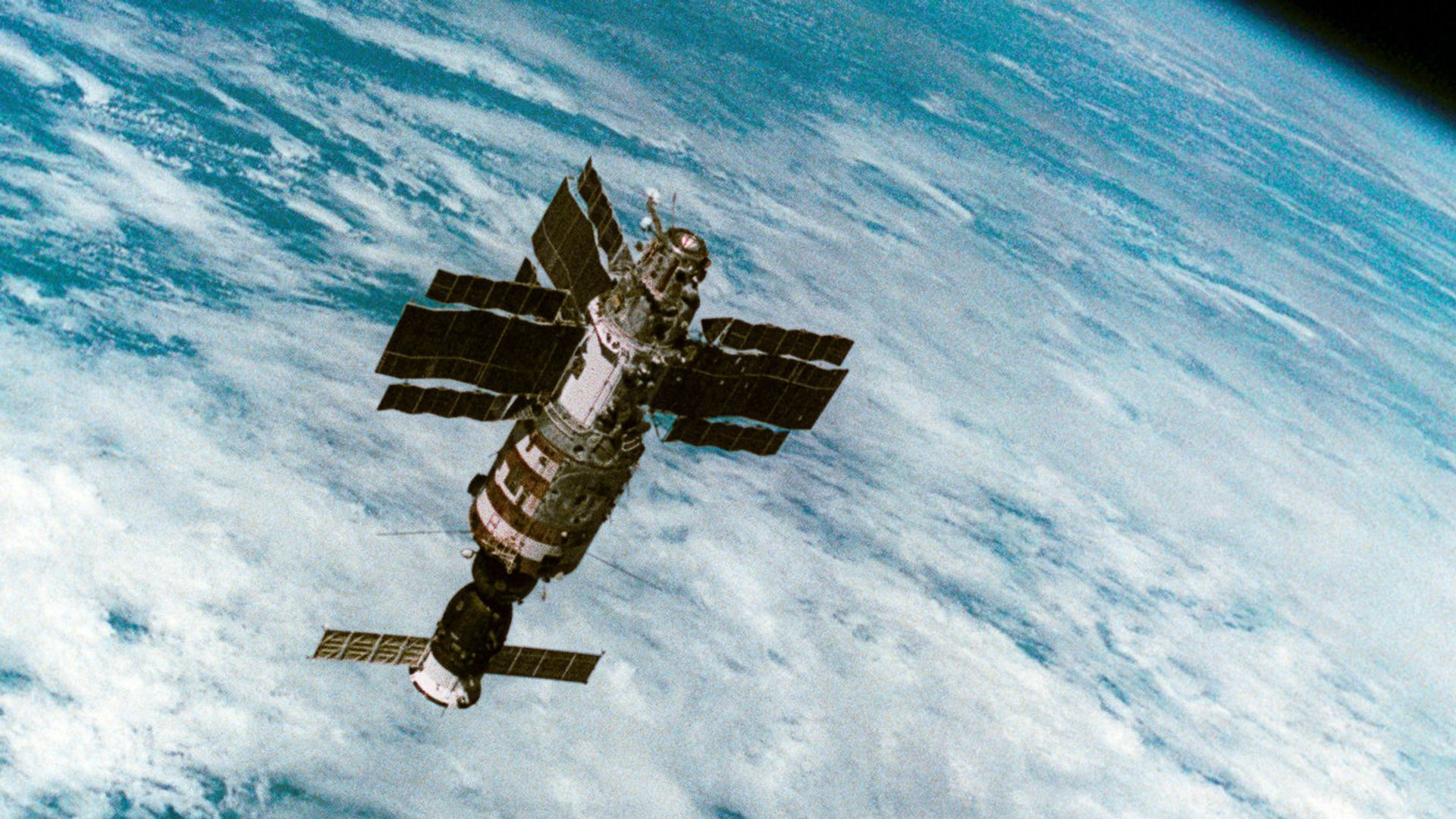 Орбитальная станция Салют-7 с космическим кораблем Союз Т-14 во время полета. Фото летчиков-космонавтов СССР В. Джанибекова и Г. Гречко. Снимок сделан с космического корабля Союз Т-13 Орбитальная станция Салют-7 с космическим кораблем Союз Т-14 во время полета. Фото летчиков-космонавтов СССР В. Джанибекова и Г. Гречко. Снимок сделан с космического корабля Союз Т-13 - РИА Новости, 1920, 06.11.2020