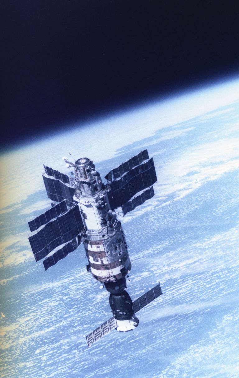 Орбитальная станция Салют-7 с космическим кораблем Союз Т-14. Репродукция фотоснимка, сделанного с космического корабля Союз Т-13 летчиками-космонавтами СССР В. Джанибековым и Г. Гречко Орбитальная станция Салют-7 с космическим кораблем Союз Т-14. Репродукция фотоснимка, сделанного с космического корабля Союз Т-13 летчиками-космонавтами СССР В. Джанибековым и Г. Гречко