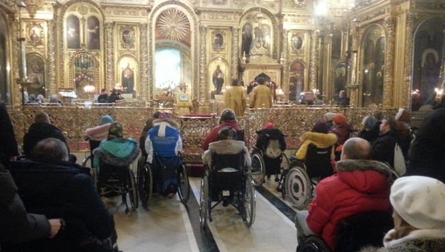 Пациенты реабилитационного центра Преодоление на молебне в Богоявленском соборе Москвы Пациенты реабилитационного центра Преодоление на молебне в Богоявленском соборе Москвы