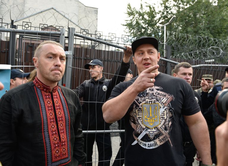 Представитель партии Свобода Игорь Мирошниченко у здания посольства России в Киеве
