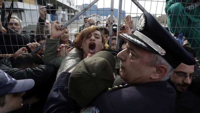 Греческая полиция во время акции протеста афганских мигрантов в Афинах Греческая полиция во время акции протеста афганских мигрантов в Афинах