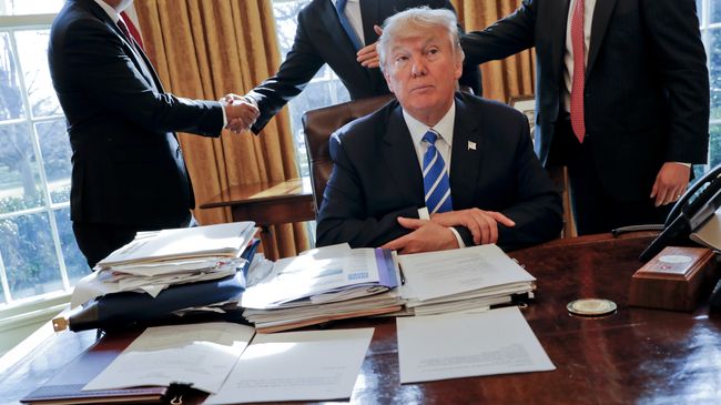 Президент США Дональд Трамп в Овальном кабинете Белого дома. Архивное фото Президент США Дональд Трамп в Овальном кабинете Белого дома. Архивное фото