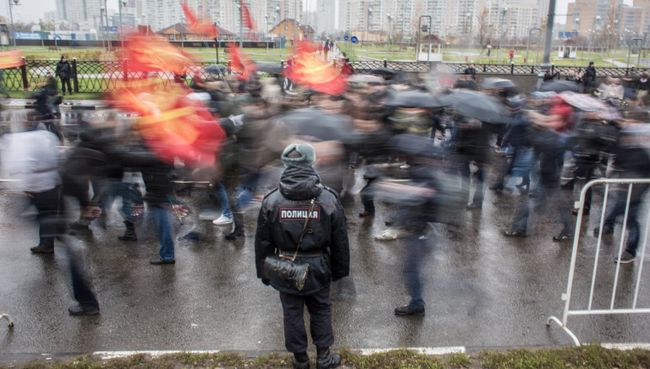 Сотрудник правоохранительных органов во время митинга в Москве Сотрудник правоохранительных органов во время митинга в Москве