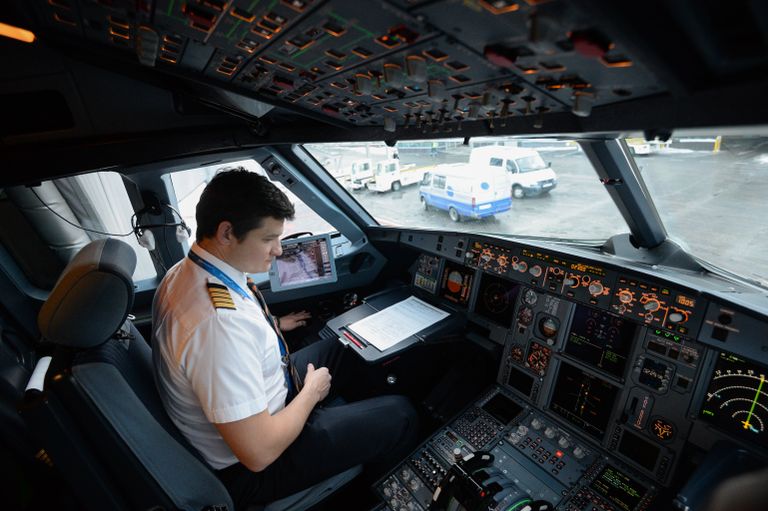 Капитан рейса SU 1307 авиакомпании Аэрофлот Константин Камнев в кабине самолета А-321