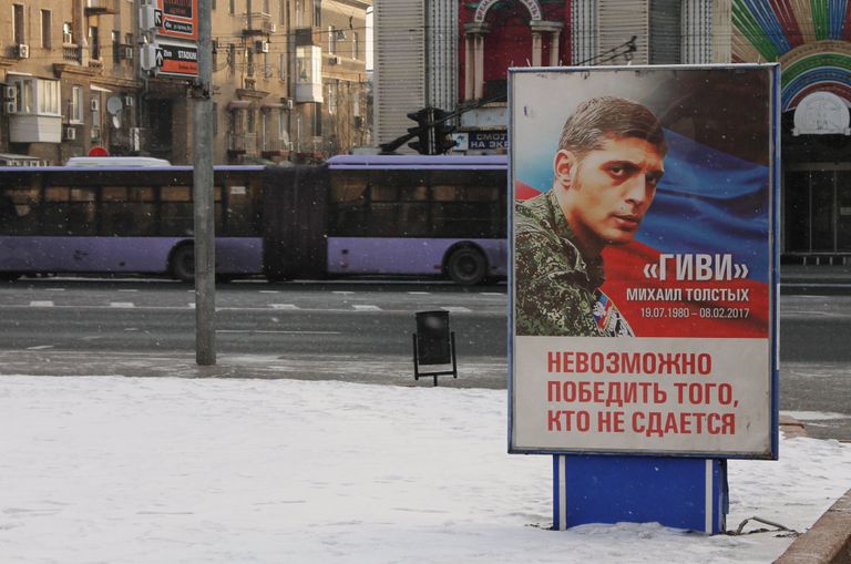 Плакат, посвященный командиру батальона ополчения ДНР Сомали Михаилу Толстых (позывной Гиви), на улице Донецка. 10 февраля 2017 Плакат, посвященный командиру батальона ополчения ДНР Сомали Михаилу Толстых (позывной Гиви), на улице Донецка. 10 февраля 2017