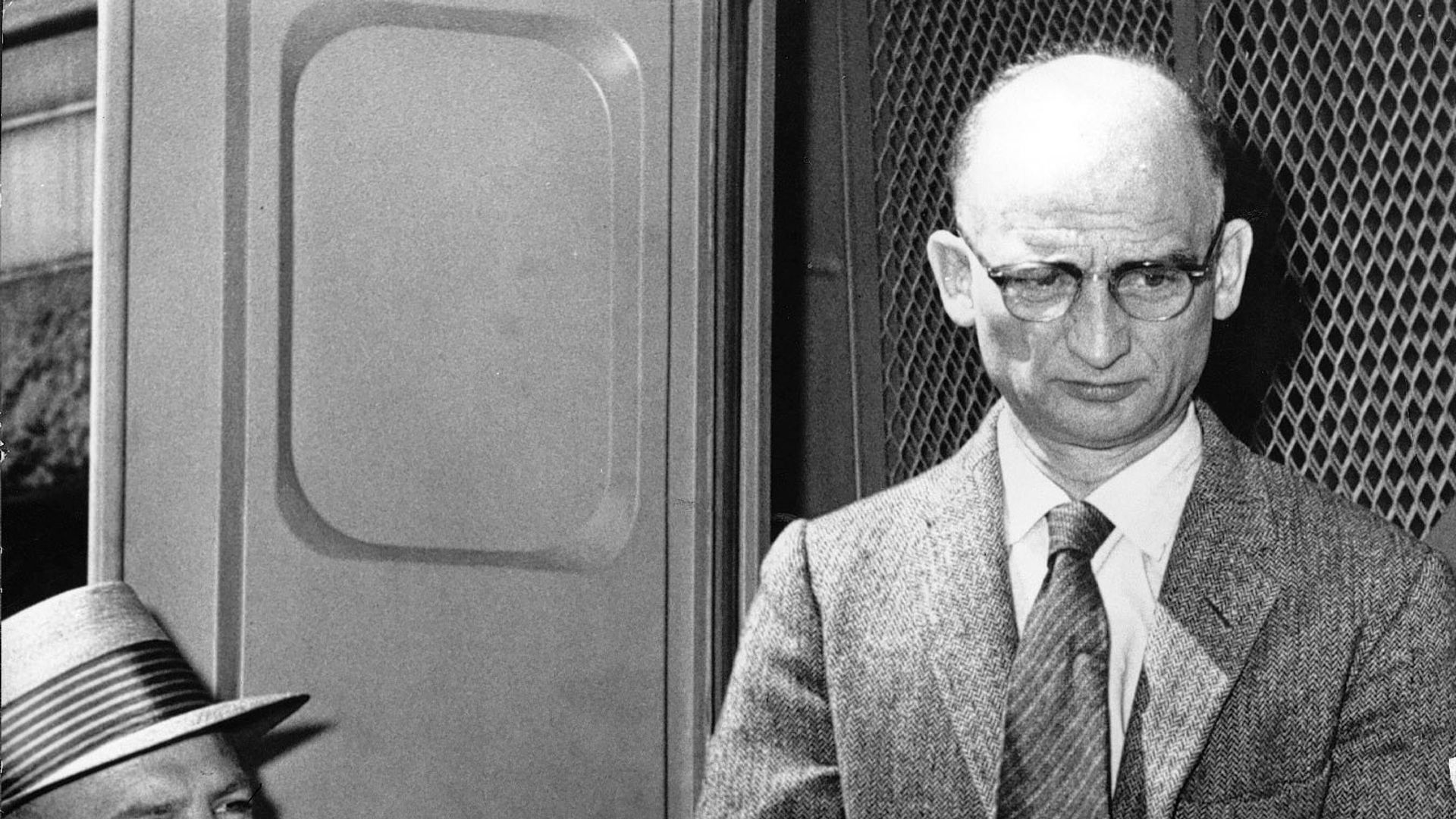 Советский разведчик Рудольф Абель возле суда в Бруклине Советский разведчик Рудольф Абель возле суда в Бруклине - РИА Новости, 1920, 03.12.2020