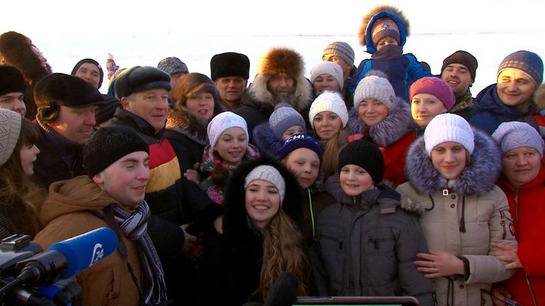 Приземлившийся под Саратовом аэростат Конюхова встречали журналисты и дети Приземлившийся под Саратовом аэростат Конюхова встречали журналисты и дети