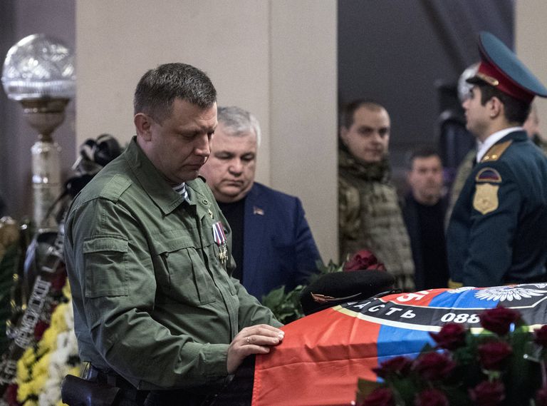 Глава ДНР Александр Захарченко во время прощания с командиром батальона ополчения ДНР Сомали Михаилом Толстых (позывной Гиви) в Донецке Глава ДНР Александр Захарченко во время прощания с командиром батальона ополчения ДНР Сомали Михаилом Толстых (позывной Гиви) в Донецке