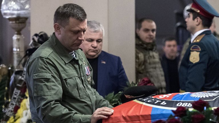 Глава ДНР Александр Захарченко во время прощания с командиром батальона ополчения ДНР Сомали Михаилом Толстых (позывной Гиви) в Донецке