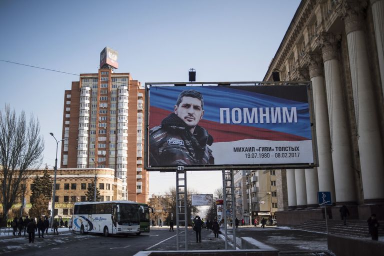 Плакат, посвященный командиру батальона ополчения ДНР Сомали Михаилу Толстых (позывной Гиви), на улице Донецка Плакат, посвященный командиру батальона ополчения ДНР Сомали Михаилу Толстых (позывной Гиви), на улице Донецка