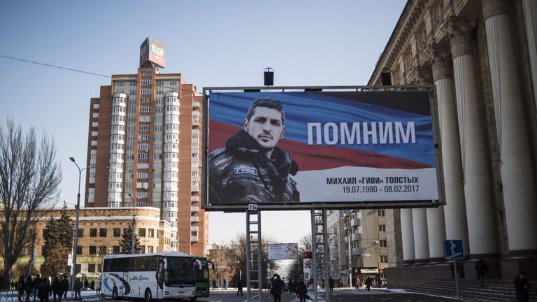 Плакат, посвященный командиру батальона ополчения ДНР Сомали Михаилу Толстых (позывной Гиви), на улице Донецка