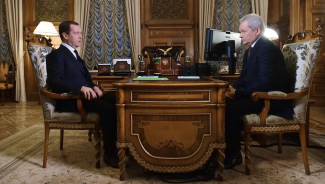 Председатель правительства РФ Дмитрий Медведев и руководитель Ространснадзора Виктор Басаргин во время встречи. 10 февраля 2017