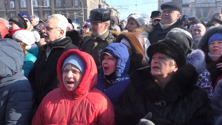 Жители ДНР скандировали Спасибо на церемонии прощания с Гиви в Донецке