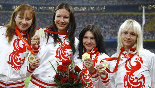 Российские спортсменки Александра Федорива, Юлия Чермошанская, Евгения Полякова, Юлия Гущина, завоевавшие золото Олимпиады-2008 в эстафете 4 по 100 метров. Архивное фото Российские спортсменки Александра Федорива, Юлия Чермошанская, Евгения Полякова, Юлия Гущина, завоевавшие золото Олимпиады-2008 в эстафете 4 по 100 метров. Архивное фото