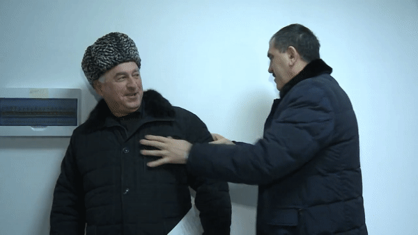 Глава Ингушетии оценил качество побелки по спинам подрядчиков