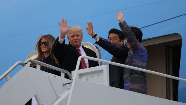 Президент США Дональд Трамп и премьер-министр Японии Синдзо Абэ отправились на выходные в имение Трампа Мар-а-Лаго в штате Флорида Президент США Дональд Трамп и премьер-министр Японии Синдзо Абэ отправились на выходные в имение Трампа Мар-а-Лаго в штате Флорида