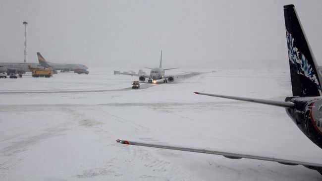Самолеты на взлетно-посадочной полосе в аэропорту Шереметьево
