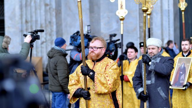 Крестный ход у Исаакиевского собора в Петербурге Крестный ход у Исаакиевского собора в Петербурге