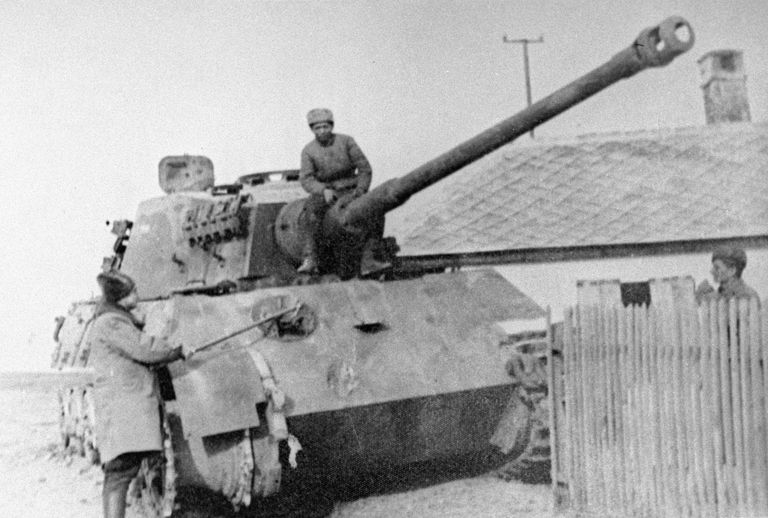 Немецкий танк Королевский тигр, подбитый в бою советскими воинами Немецкий танк Королевский тигр, подбитый в бою советскими воинами