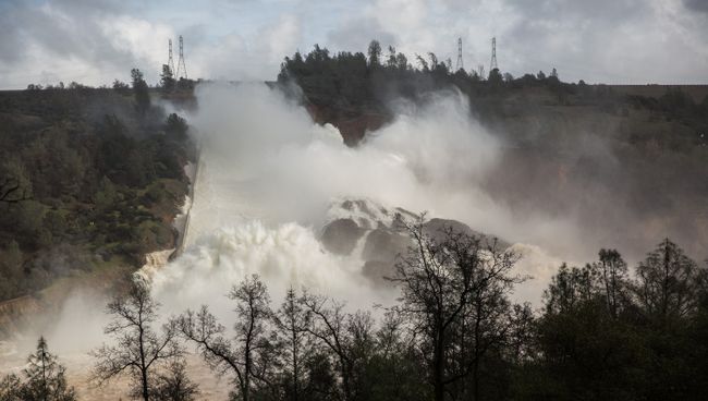 Плотина Oroville в Калифорнии Плотина Oroville в Калифорнии