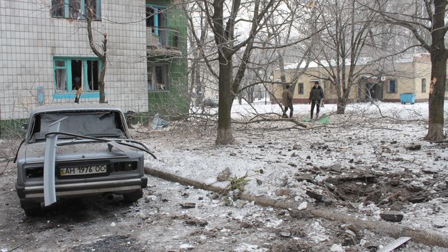 Жилой дом в Донецке, пострадавший от ночного обстрела. Архивное фото Жилой дом в Донецке, пострадавший от ночного обстрела. Архивное фото