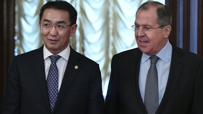 Министр иностранных дел РФ Сергей Лавров и министр внешних сношений Монголии Ц. Мунх-Оргил во время встречи в Москве. 13 февраля 2017 Министр иностранных дел РФ Сергей Лавров и министр внешних сношений Монголии Ц. Мунх-Оргил во время встречи в Москве. 13 февраля 2017