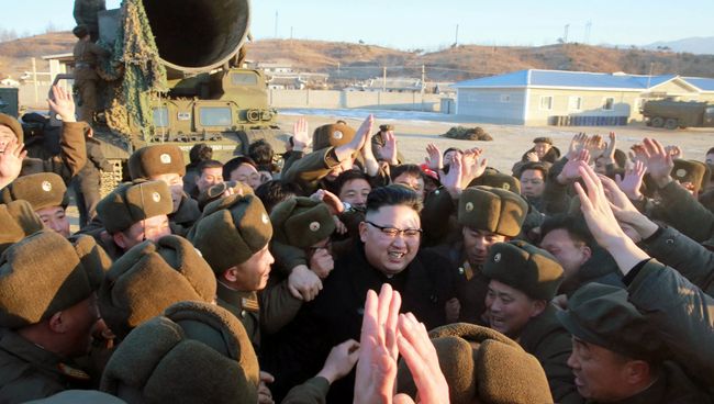 Ким Чен Ын на месте испытания баллистической ракеты Пуккыксон-2 (Полярная звезда-2) среднего радиуса действия. 12 февраля 2017 Ким Чен Ын на месте испытания баллистической ракеты Пуккыксон-2 (Полярная звезда-2) среднего радиуса действия. 12 февраля 2017