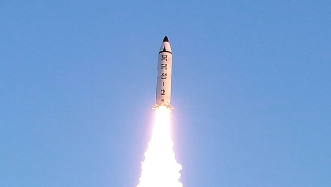 Испытания баллистической ракеты Пуккыксон-2 (Полярная звезда-2) среднего радиуса действия в Северной Корее Испытания баллистической ракеты Пуккыксон-2 (Полярная звезда-2) среднего радиуса действия в Северной Корее