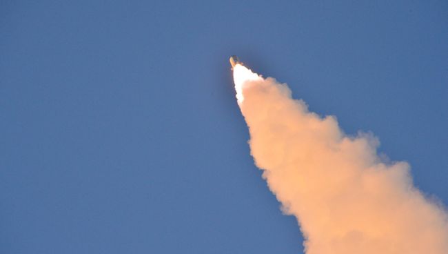 Испытания баллистической ракеты Пуккыксон-2 (Полярная звезда-2) среднего радиуса действия в Северной Корее