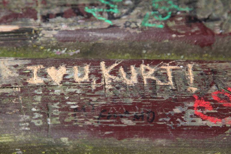 Надпись на скамейке в парке Курта Кобейна в Абердине, штат Вашингтон Надпись на скамейке в парке Курта Кобейна в Абердине, штат Вашингтон