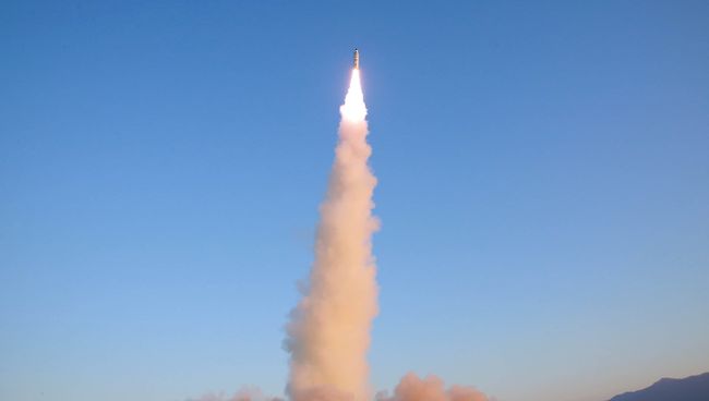 Запуск баллистической ракеты Пуккыксон-2 (Полярная звезда-2) среднего радиуса действия в Северной Корее Запуск баллистической ракеты Пуккыксон-2 (Полярная звезда-2) среднего радиуса действия в Северной Корее