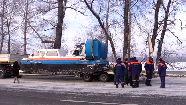 Сотрудники МЧС недалеко от места падения вертолета Robinson R-66 в Турочакском районе республики Алтай на озере Телецкое Сотрудники МЧС недалеко от места падения вертолета Robinson R-66 в Турочакском районе республики Алтай на озере Телецкое