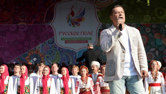 Певец Николай Расторгуев на фестивале Русское поле в Царицыно Певец Николай Расторгуев на фестивале Русское поле в Царицыно