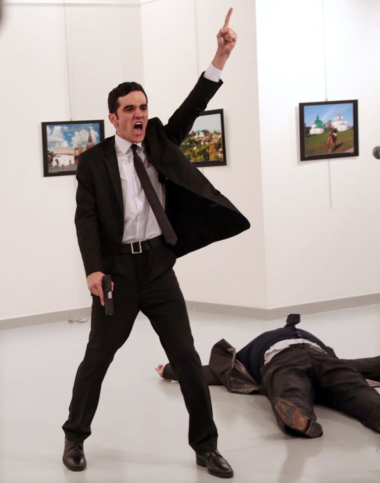 Убийство в Турции фотографа Burhan Ozbilici занявшего первое место в категории Горячие новости в фотоконкурсе World Press Photo Убийство в Турции фотографа Burhan Ozbilici занявшего первое место в категории Горячие новости в фотоконкурсе World Press Photo