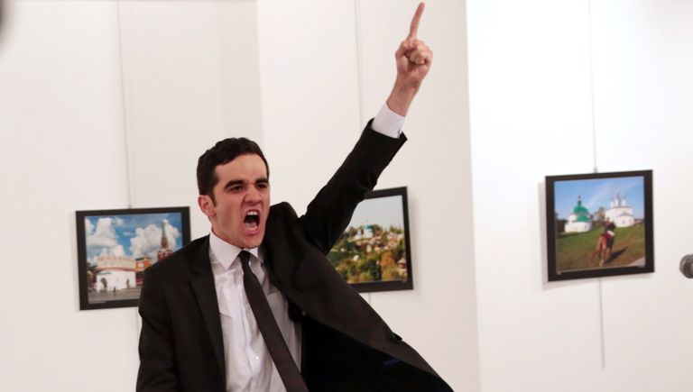 Убийство в Турции фотографа Burhan Ozbilici занявшего первое место в категории Горячие новости в фотоконкурсе World Press Photo Убийство в Турции фотографа Burhan Ozbilici занявшего первое место в категории Горячие новости в фотоконкурсе World Press Photo
