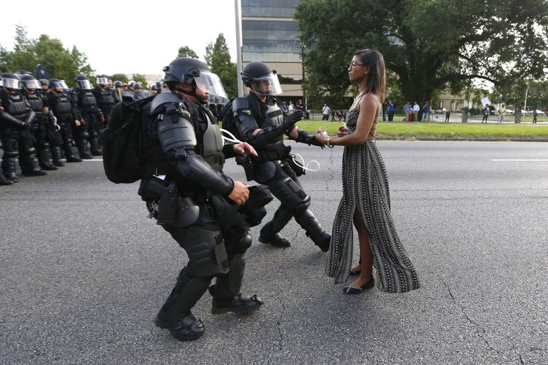 Taking a Stand in Baton Rouge фотографа Jonathan Bachman занявшего первое место в категории Проблемы современности в фотоконкурсе World Press Photo Taking a Stand in Baton Rouge фотографа Jonathan Bachman занявшего первое место в категории Проблемы современности в фотоконкурсе World Press Photo