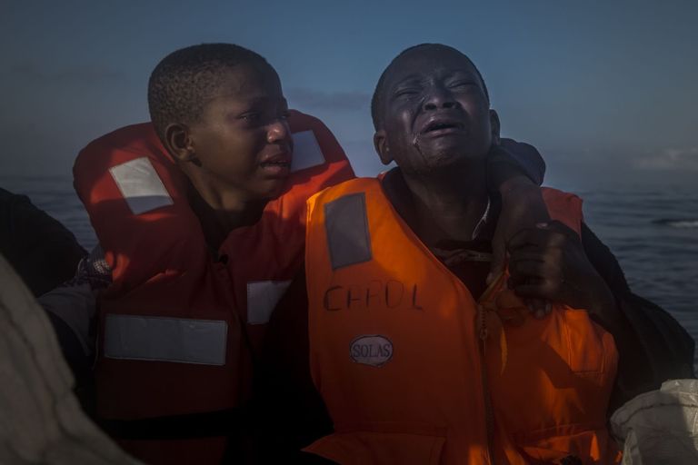 Left Alone фотография Santi Palacios занявшая второе место в категории События в фотоконкурсе World Press Photo Left Alone фотография Santi Palacios занявшая второе место в категории События в фотоконкурсе World Press Photo