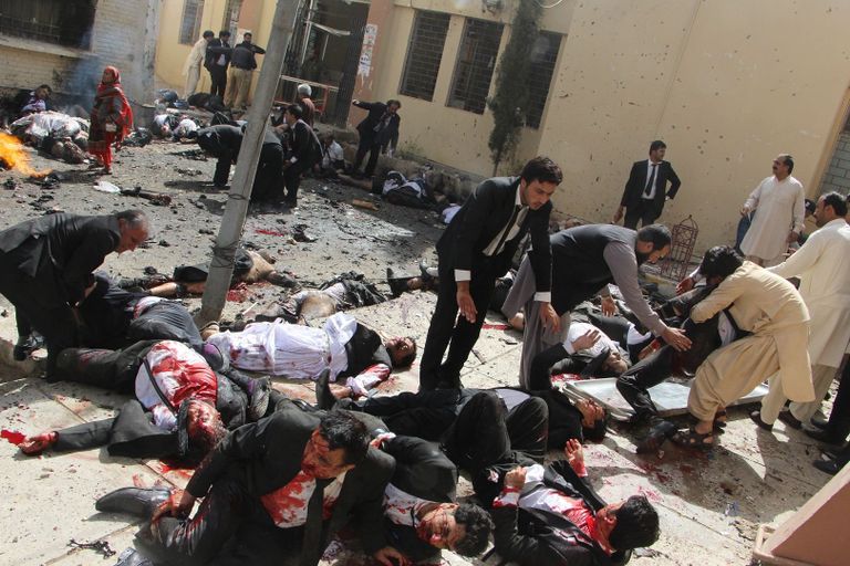 Pakistan Bomb Blast фотографа Jamal Taraqai занявшего первое место в категории Горячие новости в фотоконкурсе World Press Photo Pakistan Bomb Blast фотографа Jamal Taraqai занявшего первое место в категории Горячие новости в фотоконкурсе World Press Photo