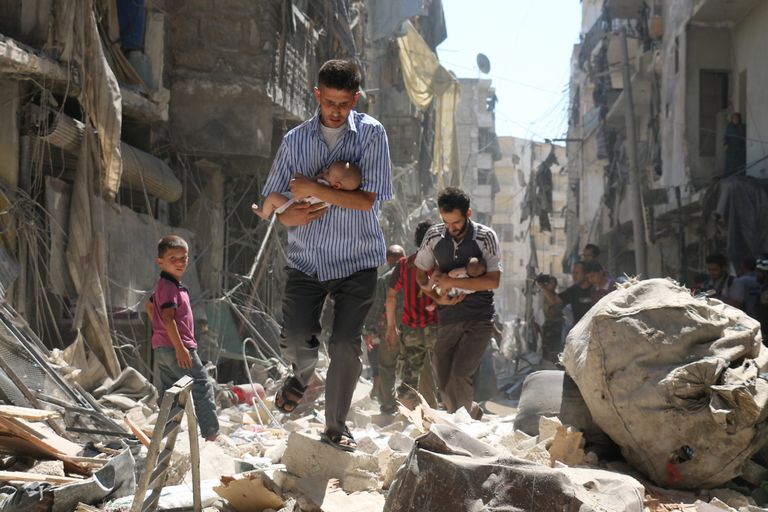 Rescued From the Rubble фотографа Ameer Alhalbi занявшего второе место в категории Горячие новости в фотоконкурсе World Press Photo Rescued From the Rubble фотографа Ameer Alhalbi занявшего второе место в категории Горячие новости в фотоконкурсе World Press Photo