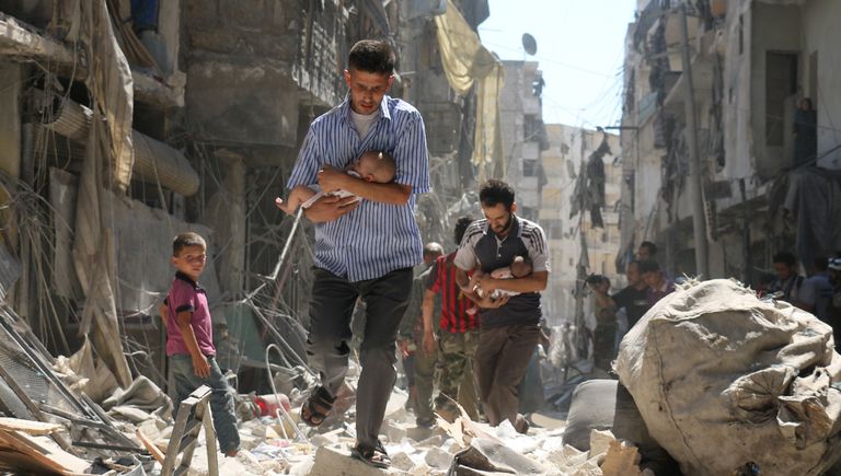Rescued From the Rubble фотографа Ameer Alhalbi занявшего второе место в категории Горячие новости в фотоконкурсе World Press Photo Rescued From the Rubble фотографа Ameer Alhalbi занявшего второе место в категории Горячие новости в фотоконкурсе World Press Photo