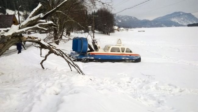 Судно МЧС на воздушной подушке на озере Телецкое, задействованное в поисковых работах в связи с падением вертолета Робинсон (фото предоставлено МЧС РФ. Максимальное качество). Архивное фото