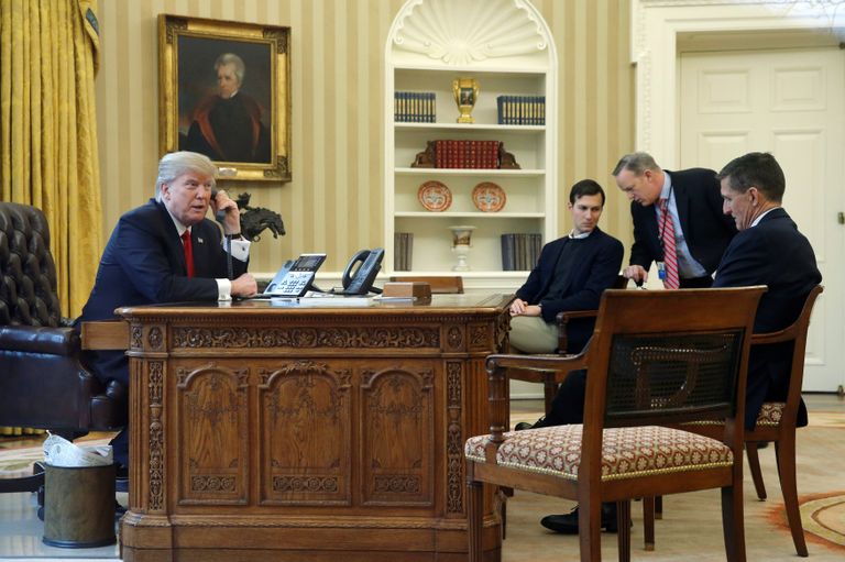 Президент США Дональд Трамп, старший советник Джаред Кушнер, директор по коммуникациям Шон Спайсер и советник по национальной безопасности Майкл Флинн