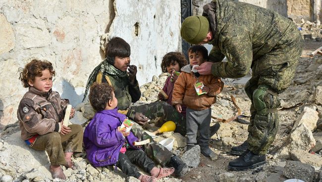 Военные инженеры сводного отряда Международного противоминного центра Вооруженных сил РФ, продолжающие работу по разминированию восточных районов сирийского города Алеппо, на одной из улиц Алеппо с сирийскими детьми. Архивное фото Военные инженеры сводного отряда Международного противоминного центра Вооруженных сил РФ, продолжающие работу по разминированию восточных районов сирийского города Алеппо, на одной из улиц Алеппо с сирийскими детьми. Архивное фото