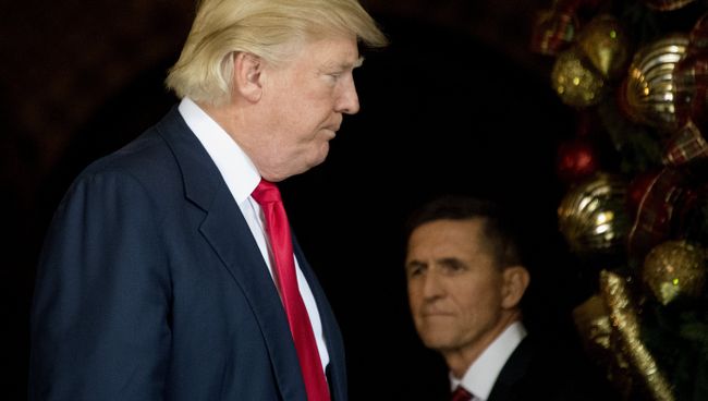 Президент США Дональд Трамп с советником по национальной безопасности генерал-лейтенантом Майклом Флинном, 2016. Архивное фото Президент США Дональд Трамп с советником по национальной безопасности генерал-лейтенантом Майклом Флинном, 2016. Архивное фото