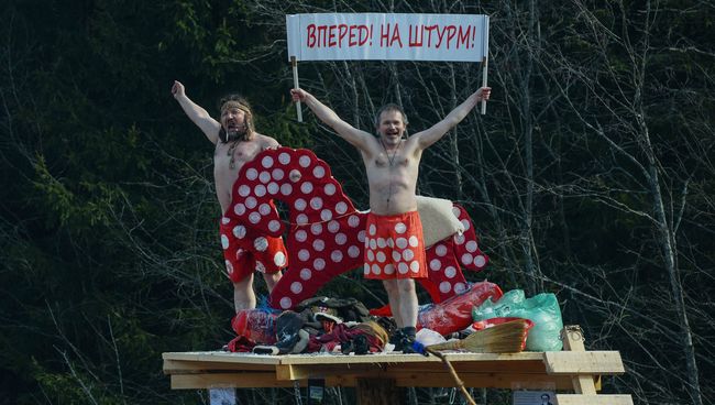 Масленичные гуляния недалеко от усадьбы Абрамцево в Московской области. Архивное фото Масленичные гуляния недалеко от усадьбы Абрамцево в Московской области. Архивное фото