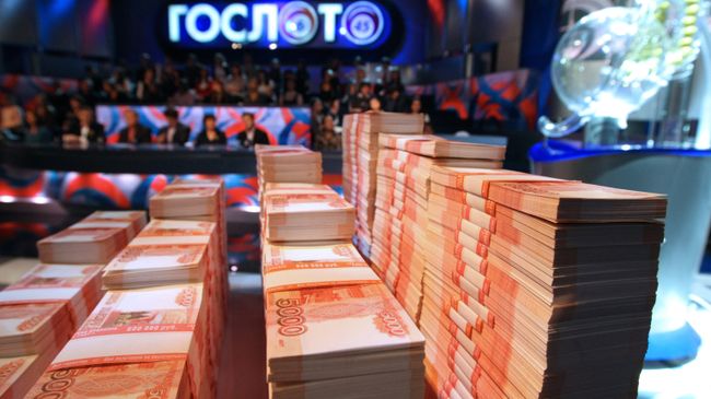 Пачки денег во время розыгрыша первого тиража Гослото 6 из 45. Архивное фото Пачки денег во время розыгрыша первого тиража Гослото 6 из 45. Архивное фото