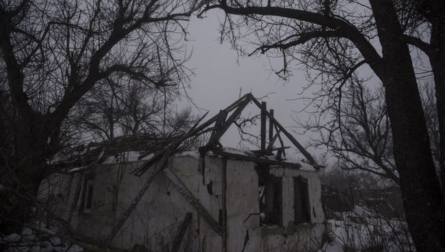 Разрушенный дом в селе Веселое Донецкой области. Архивное фото Разрушенный дом в селе Веселое Донецкой области. Архивное фото